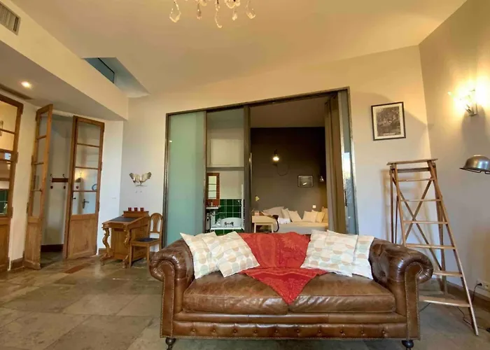 The Elegant- 2 Bedrooms And Central!