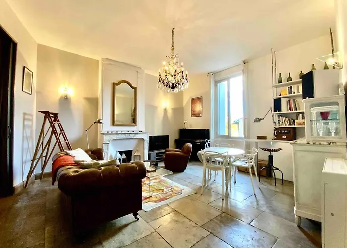 The Elegant- 2 Bedrooms And Central!